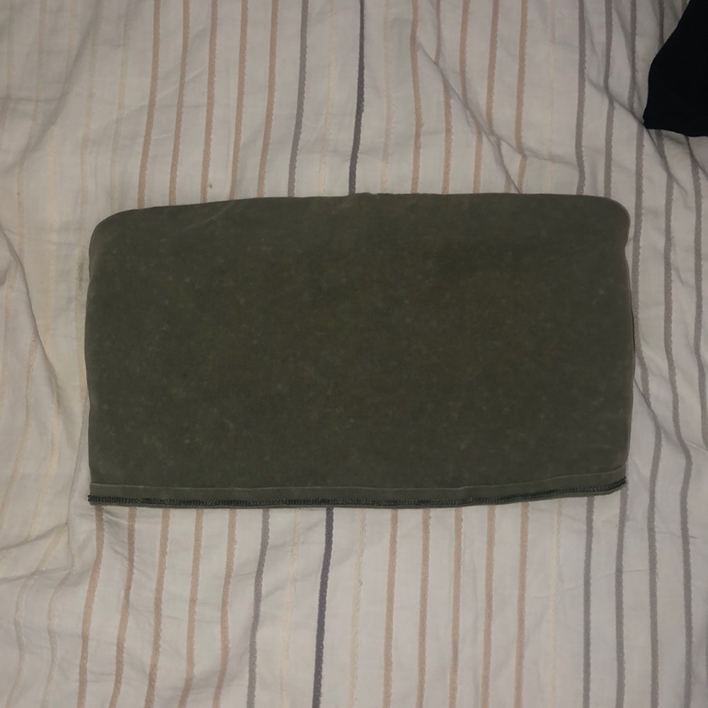 I’m selling a medium tube top